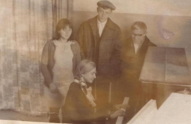 1969, 29 октября Ира за пианино, Света, Саша - в школе Аксуека.JPG