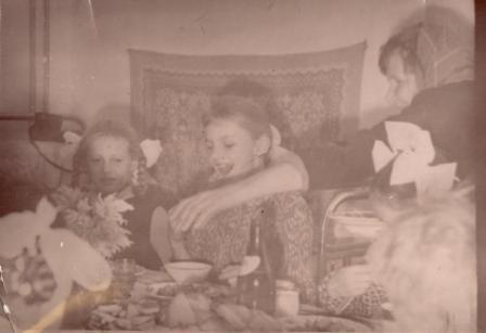 9. 1963 бабушка на дне рождения ире 10 лет подруги марина и лариса.JPG