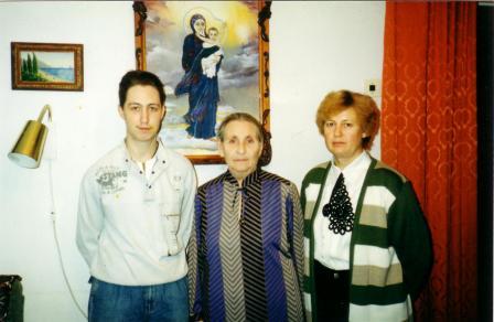 8. 2002, 26 декабря. Казахстан, Справа - Марина Кляцова - Инкина, её мама и сын.JPG